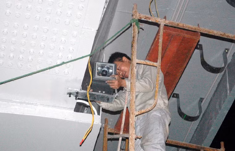Khẩn trương lắp đèn chiếu sáng chào mừng ngày thông cầu.