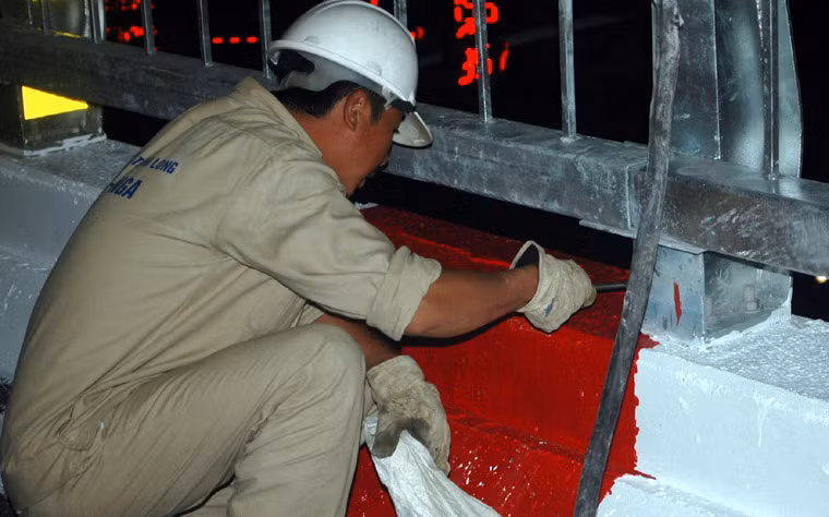 Các công nhân làm việc tất bật cả ngày và đêm.