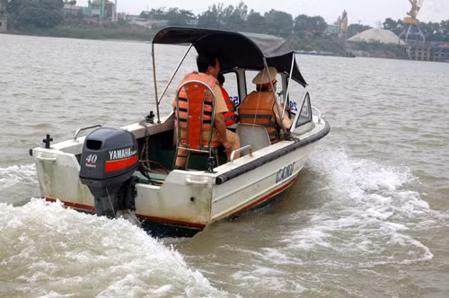 Lực lượng CS đường thủy Công an TP Hà Nội vẫn đang khẩn trương tìm xác nạn nhân Huyền.