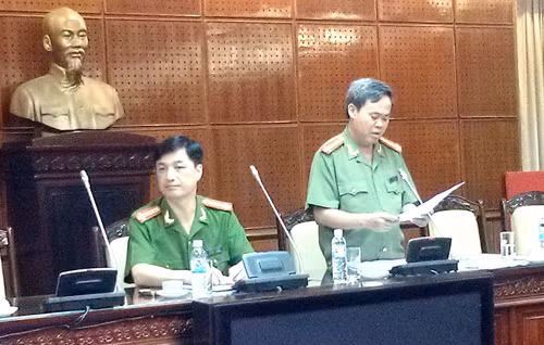 Đại tá Nguyễn Học Thu (người đứng) thông tin với báo chí.