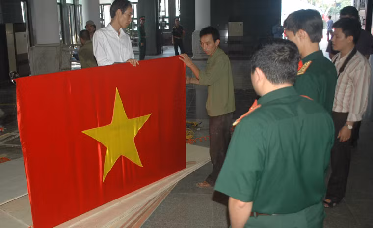 Cờ Tổ quốc được kiểm tra kỹ trước khi được treo