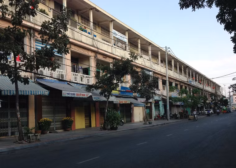 Đường Nguyễn Thái Học vắng hoe, chỉ lác đác vài bóng người.