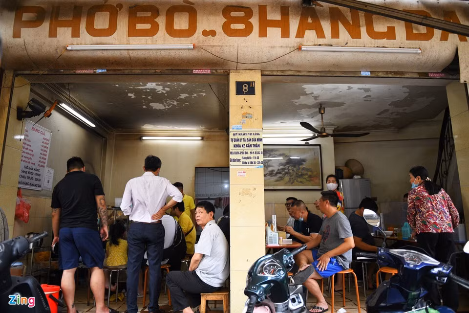 Quán phở bò trên phố Hàng Da thường ngày bán đến 10h, nhưng hôm nay do không chuẩn bị kịp lượng nguyên liệu và khách kéo tới ăn quá đông nên 8h30 chủ quán phải thông báo đã hết phở. (Ảnh Zing)