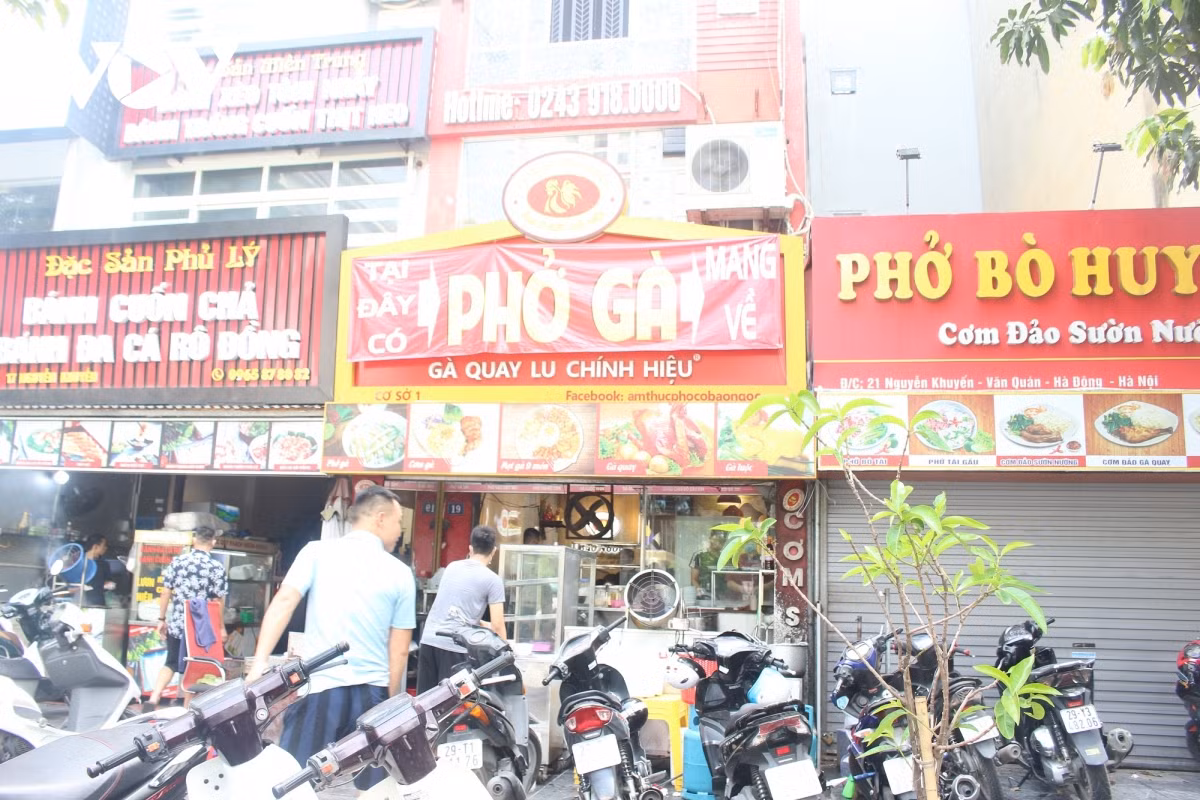 Một số quán ăn ở trên đường Nguyễn Khuyến, lượng khách tới ăn sáng khá đông đúc. (Ảnh VOV)