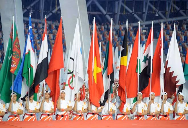 Quốc kỳ Việt Nam (giữa) tại ASIAD 16. (Ảnh: Quốc Khánh/TTXVN).