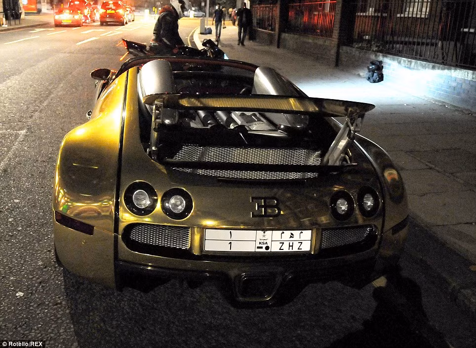 Chiếc Bugatti Veyron EB này có giá lên tới 1,8 triệu USD. Nó có thể chạy với tốc độ tối đa 402 km/h.