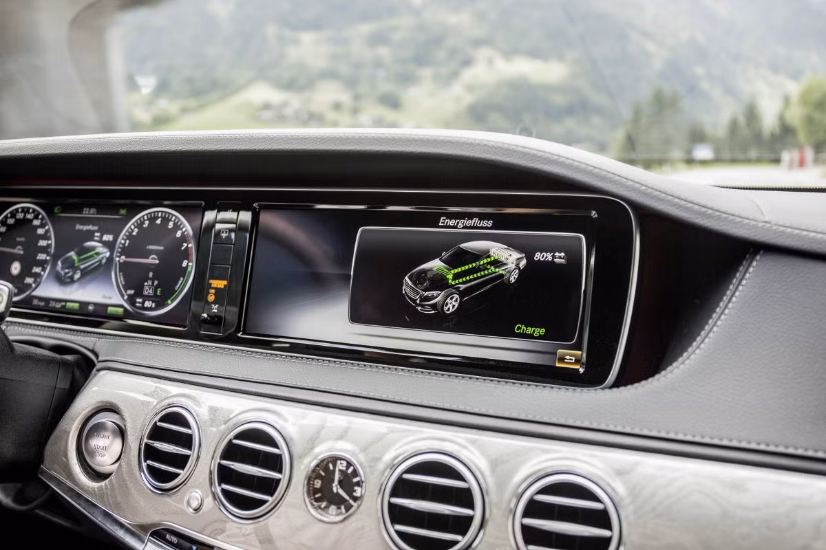 Hệ thống màn hình hiển thị trên S550 Plug-In Hybrid.