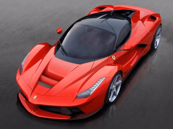 Ferrari LaFerrari – 950 mã lực: Mẫu xe này được coi là một tác phẩm nghệ thuật di động. Nó được trang bị một động cơ xăng V17 kết hợp với một động cơ điện, giúp chạy nhanh hơn bất kỳ mẫu Ferrari nào.