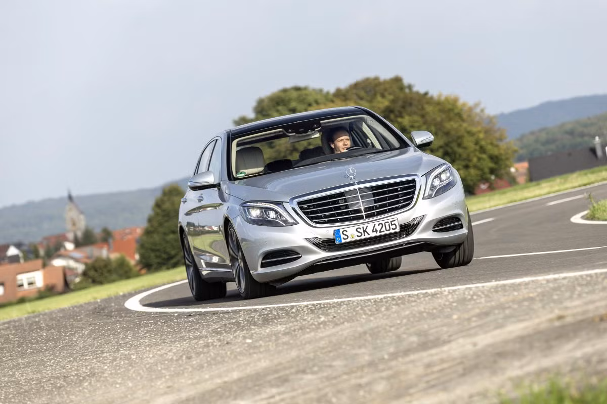 Khi chỉ sử dụng động cơ điện, S550 Plug-In Hybrid có thể chạy với vận tốc 140 km/h trên quãng đường khoảng 32 km.