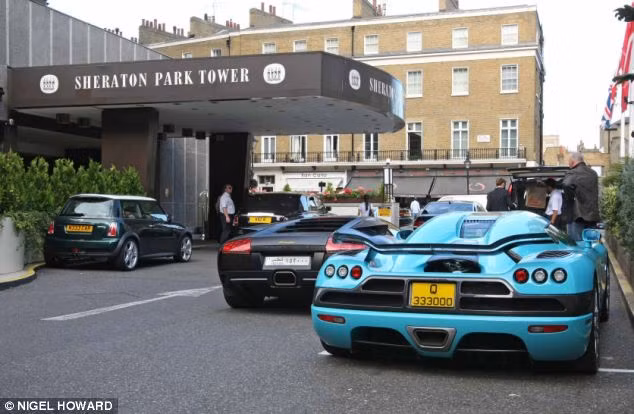 Siêu xe Lamborghini Murcielago và Koenigsegg CCXR đỗ cạnh nhau trước khách sạn Sheraton.