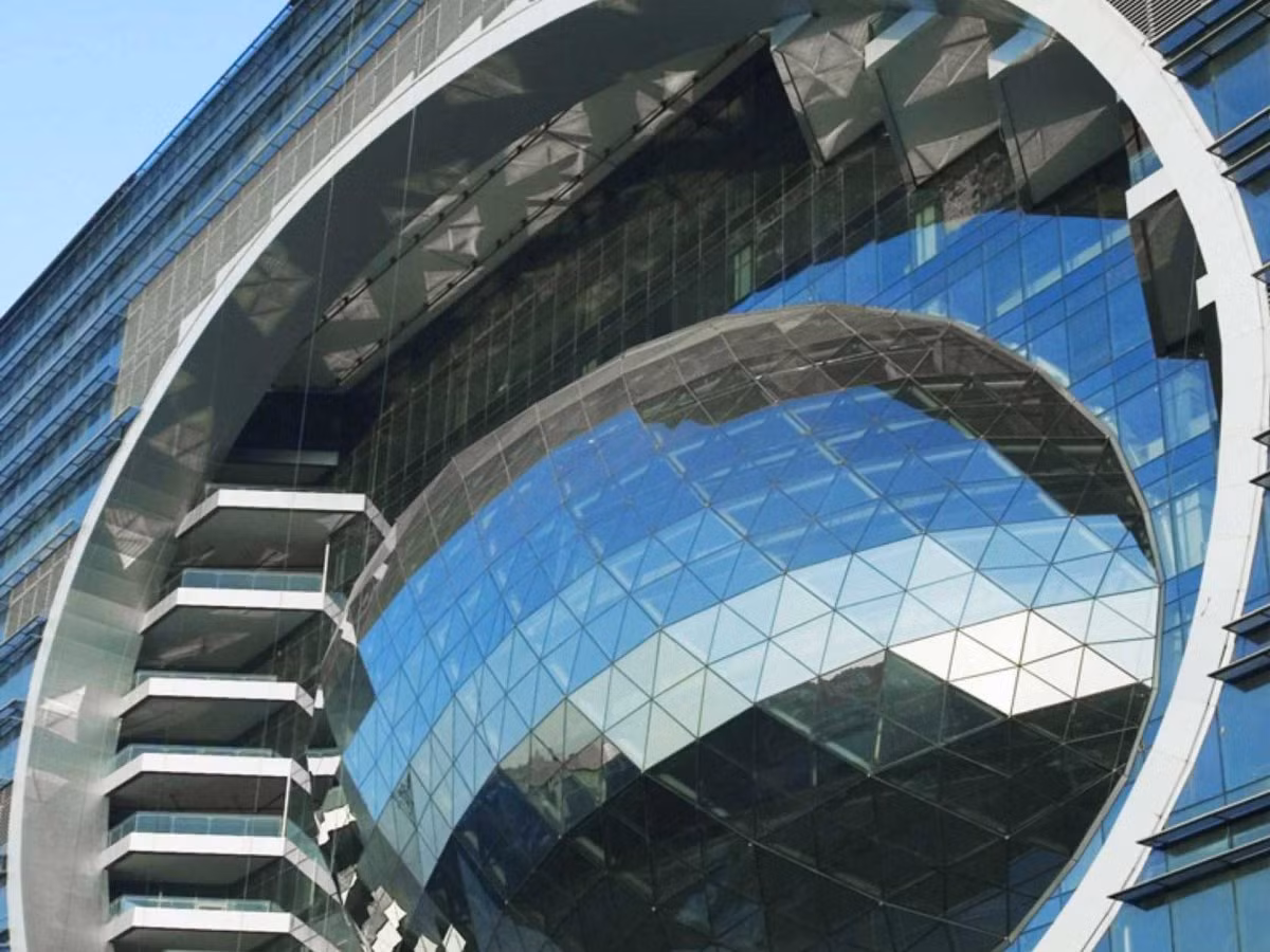 Tòa nhà Capital ở Mumbai, Ấn Độ, với hình một quả trứng ở bên sườn, biểu tượng cho sự tiến bộ.