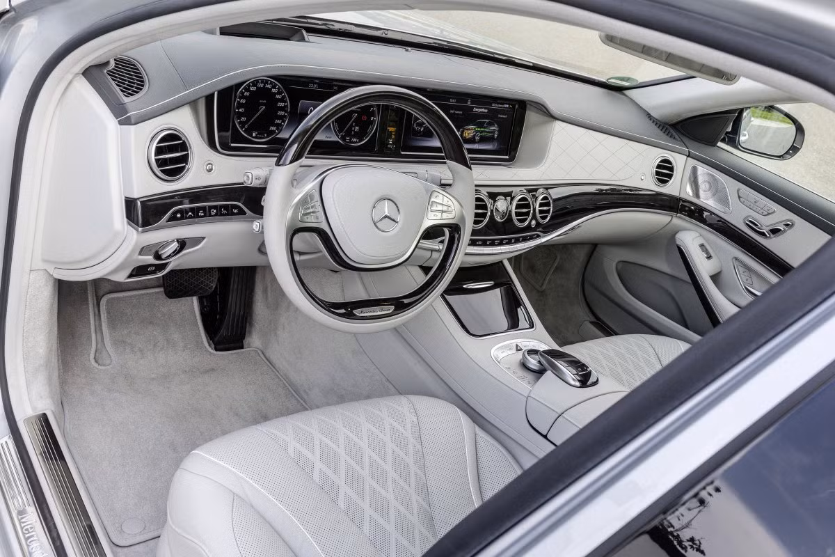 Nội thất của S550 Plug-In Hybrid không thay đổi so với các phiên bản khác của S-Class.