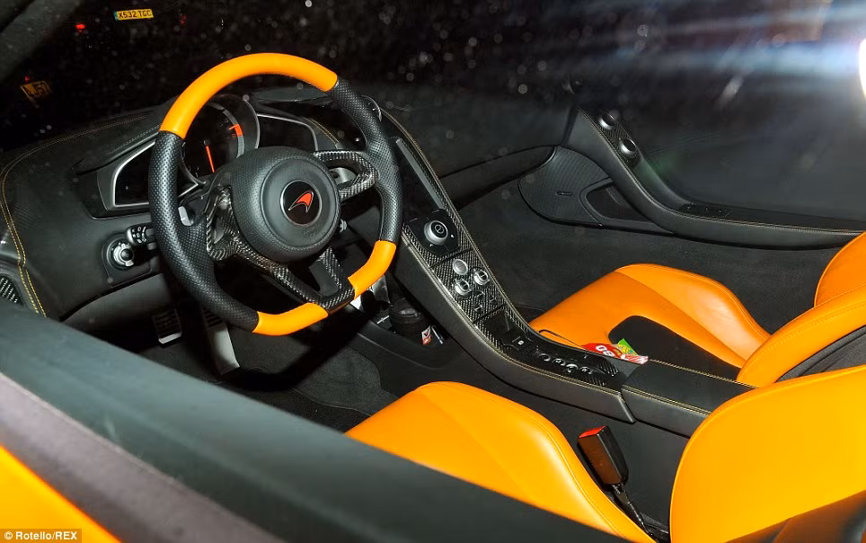 Nội thất cực kỳ phong cách và đẳng cấp của siêu xe McLaren tại khu phố Knightsbridge ở London, Anh.