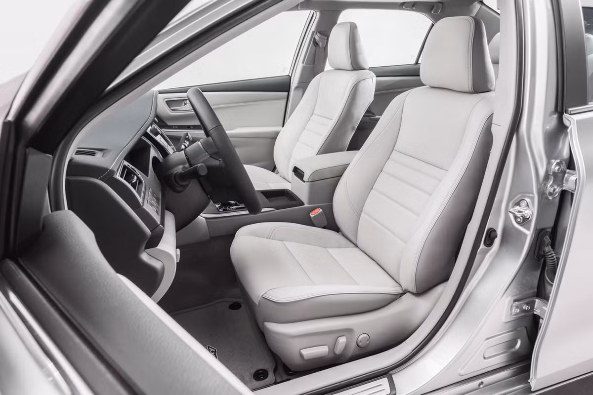 Phiên bản Hybrid LE (giá từ 26.790 USD) có ghế lái chỉnh điện 8 hướng và màn hình hiển thị đa thông tin TFT 4.2 inch.