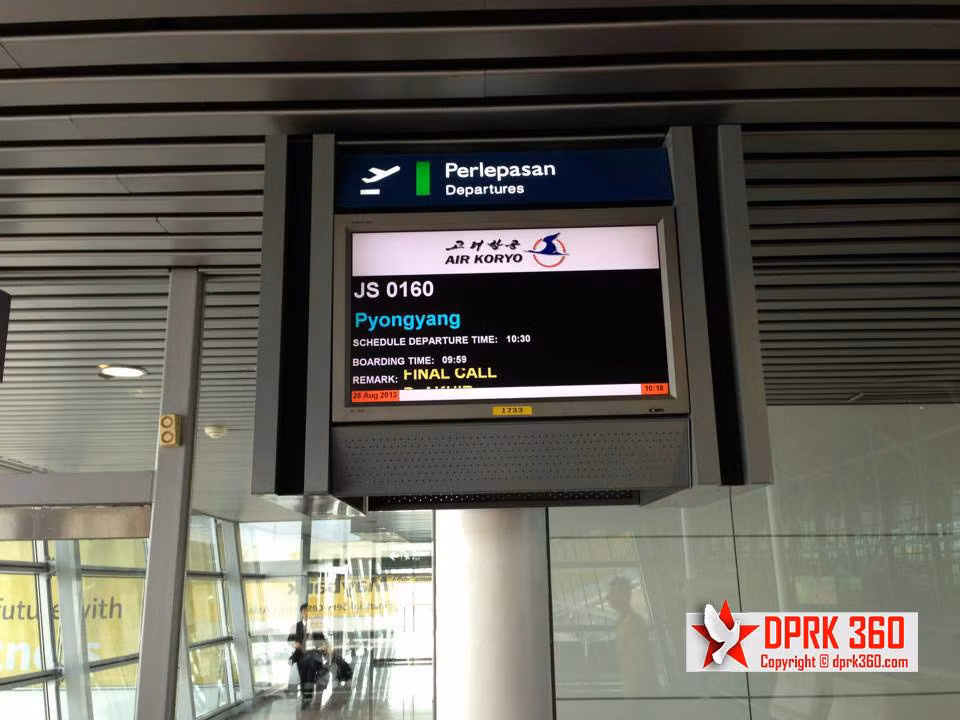 Hành khách chuẩn bị lên chuyến bay của hãng hàng không Air Koryo.