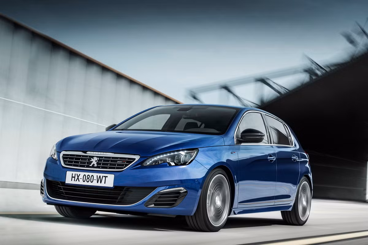 Logo của hãng Peugeot được đặt giữa lưới sắt của 308 GT thay vì trên nắp như các phiên bản trước.