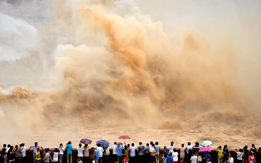 Người dân đổ xô đi xem và ghi lại những hình ảnh về đợt xả bùn cát khổng lồ.