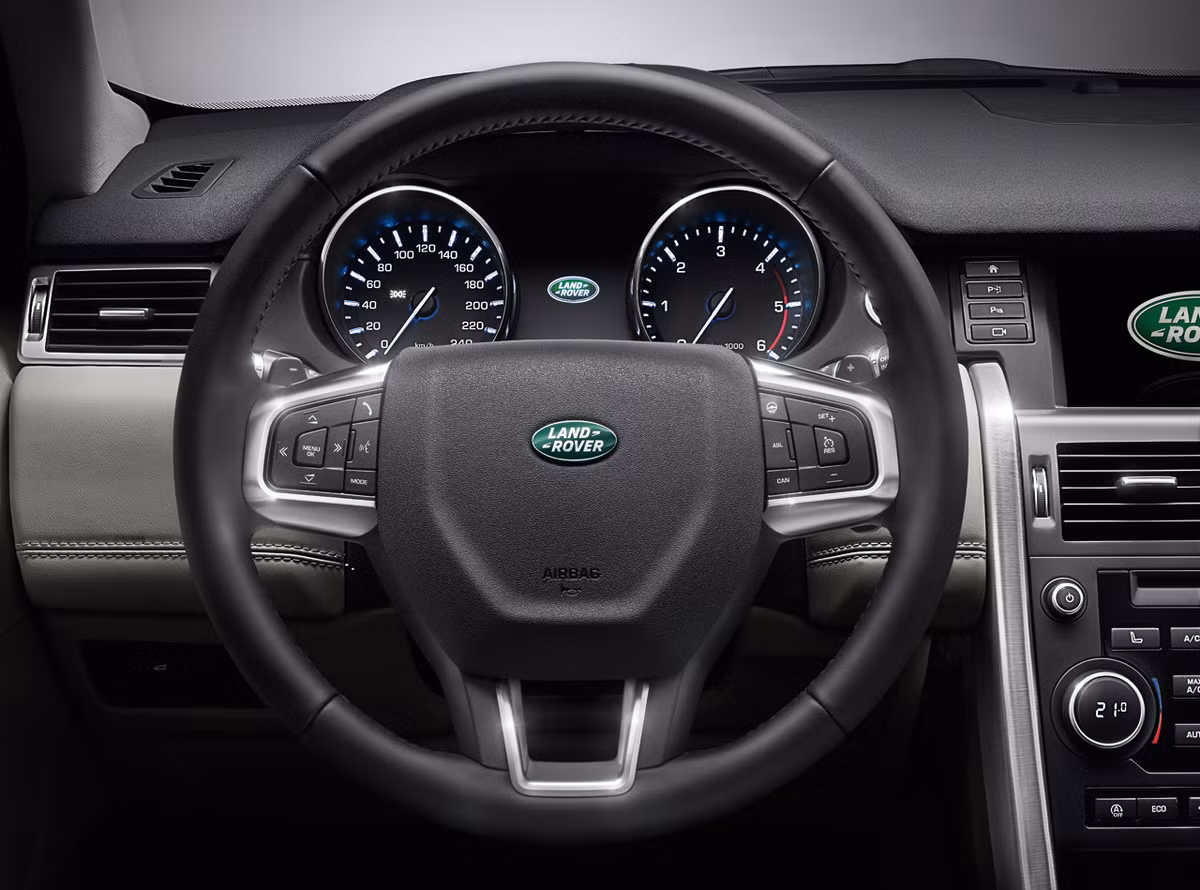 Nội thất của Land Rover Discovery Sport khá đơn giản, với vô lăng đa năng bọc da đen và kim loại trang trí thêm.