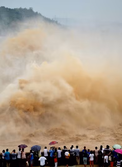 Người dân Trung Quốc chiêm ngưỡng khung cảnh ngoạn mục trong đợt xả bùn trên sông Hoàng Hà.