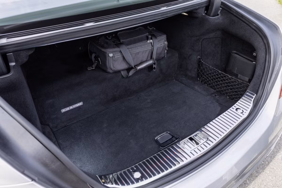 Hệ thống động cơ điện và pin lithium hiệu suất cao được lắp đặt dưới thùng chứa đồ của xe.