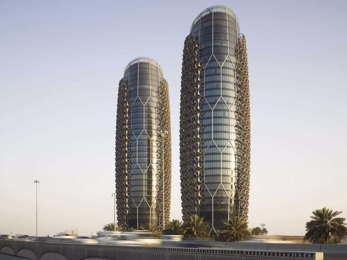 Tòa nhà Al Bahr ở Abu Dhabi, UAE, với điểm nhấn là lớp lưới mắt cáo.