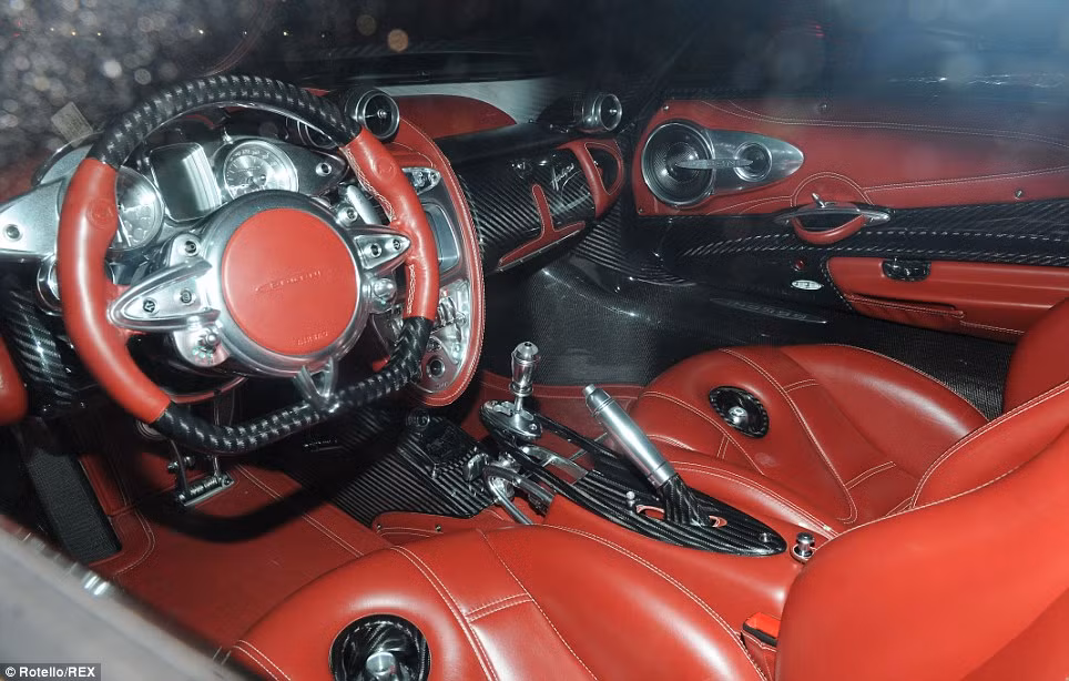 Nội thất được thiết kế với da màu đỏ và đen của một chiếc Pagani Huayra.