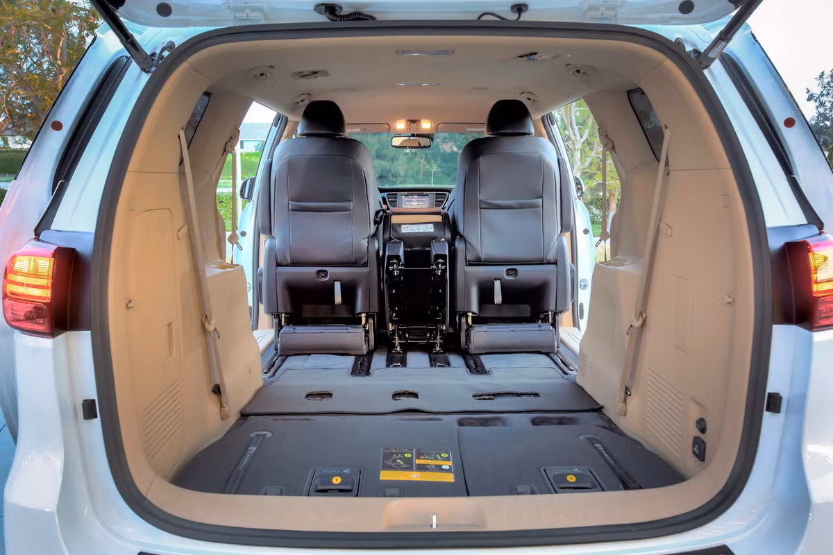 Các ghế sau của Kia Sedona 2015 cũng dễ dàng được tháo bỏ để trở thành một khoang chứa đồ tiện lợi.