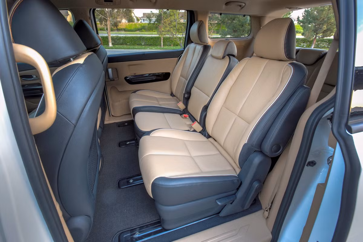Kia Sedona 2015 cũng được thiết kế với trục dài hơn và không gian rộng hơn, đủ cho 8 người ngồi cùng lái xe.