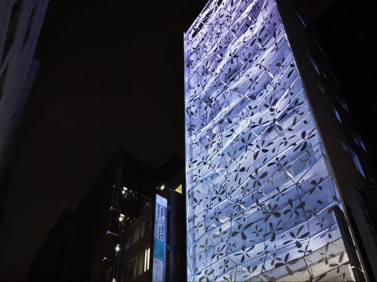 Tòa nhà Dear Ginza ở Tokyo, Nhật Bản, có bề mặt ngoài nhăn nhúm nhằm gây chú ý với người qua đường.