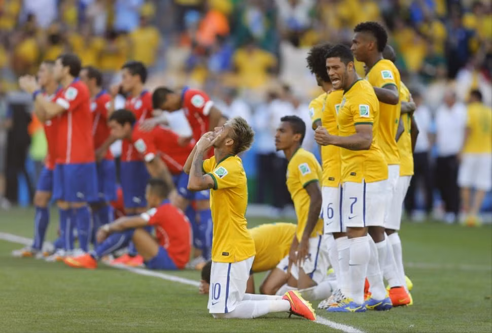 Brazil giành chiến thắng nghẹt thở sau loạt đá luân lưu với Chile.