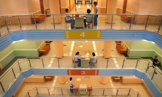 Hành lang của ký túc xá trong trại hè trẻ em quốc tế Songdowon.