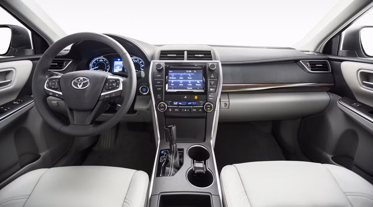 Toyota Camry 2015 tiêu chuẩn được trang bị ghế lái chỉnh điện 8 hướng hỗ trợ điều chỉnh ngang thắt lưng trên bản LE và SE. Hai phiên bản này cũng được trang bị gương có hệ thống sưởi nóng, cabin mạ crôm.