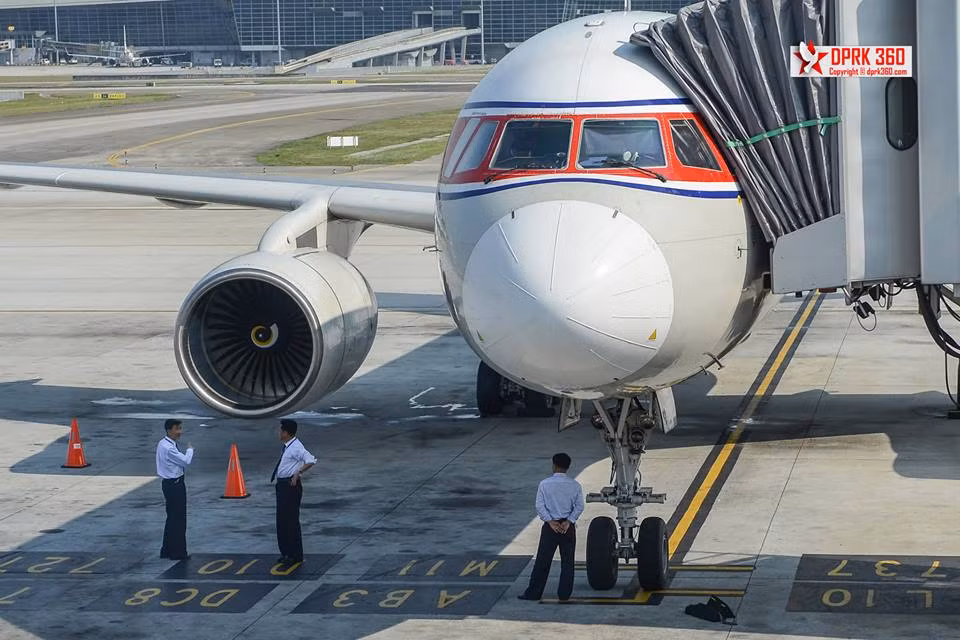 Phi hành đoàn người Triều Tiên chờ hàng hóa được chuyển lên máy bay tại sân bay quốc tế Kuala Lumpur, Malaysia.
