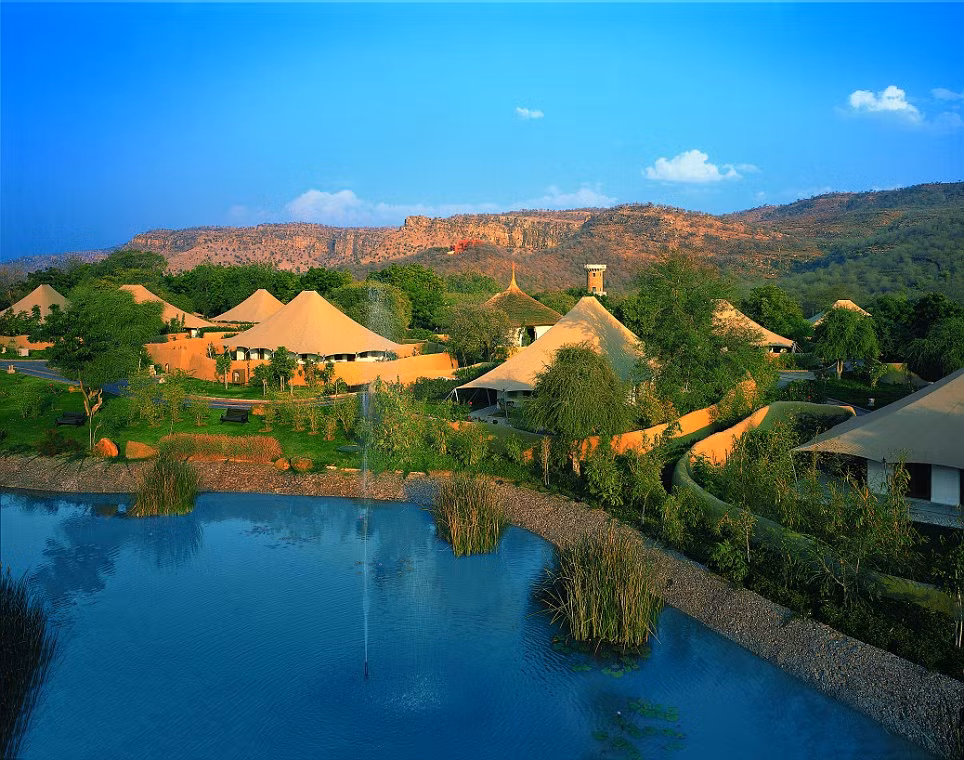Khách sạn Oberoi Vanyavilas nằm cạnh khu bảo tồn hổ Ranthambhore, Ấn Độ.