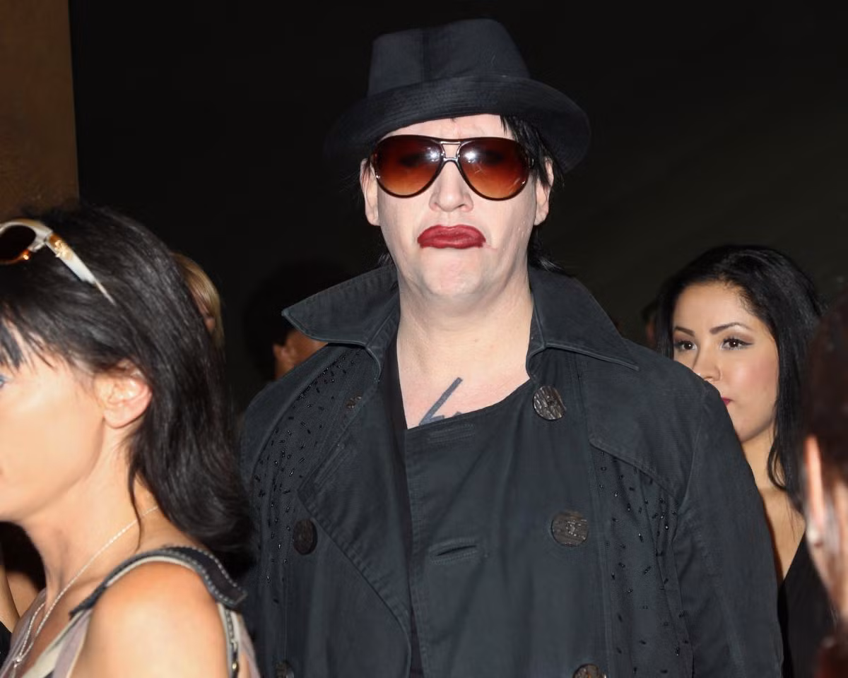Kiểu son môi nhem nhuốc của Marilyn Manson trông chẳng khác nào một chú hề. Kiểu son môi nhem nhuốc của Marilyn Manson trông chẳng khác nào một chú hề.
