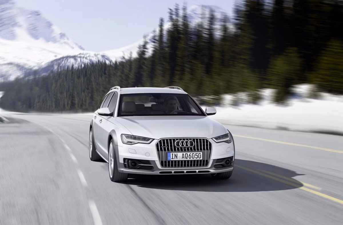 Trong khi đó, phiên bản RS6 Avant sử dụng động cơ V8 4.0 TFSI với công suất 560 mã lực, có thể tăng tốc từ 0-100 km/h trong vòng 3,9 giây trước khi đạt vận tốc tối đa 305 km/h.