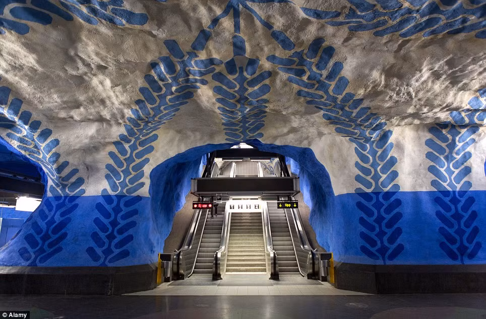 T-Centralen là nhà ga trung tâm của mạng lưới tàu điện ngầm hơn 60 năm tuổi ở Stockholm.