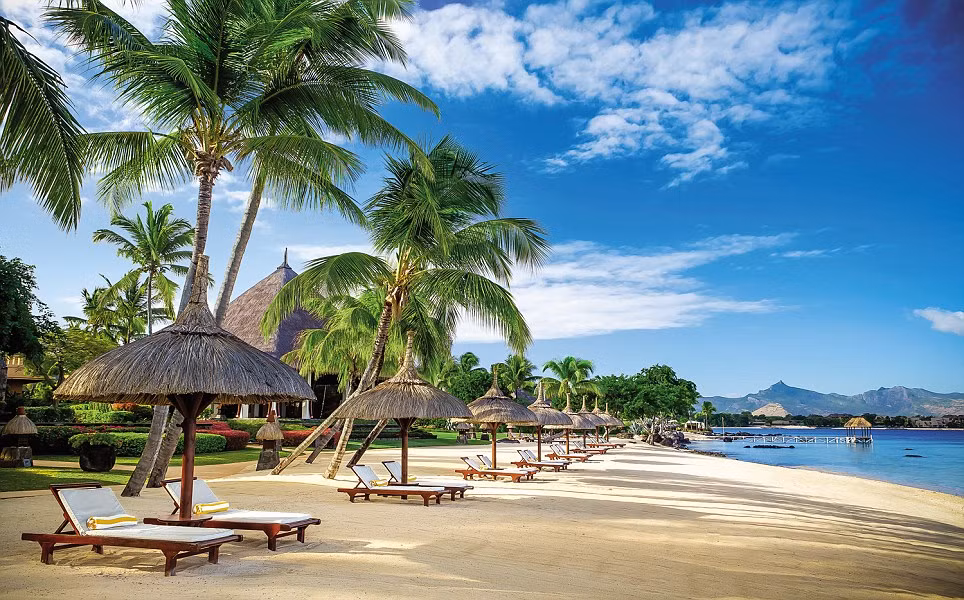 Được bao quanh bởi bãi biển phẳng mịn, khách sạn Oberoi ở Mauritius là một địa điểm hấp dẫn du khách hàng đầu thế giới.
