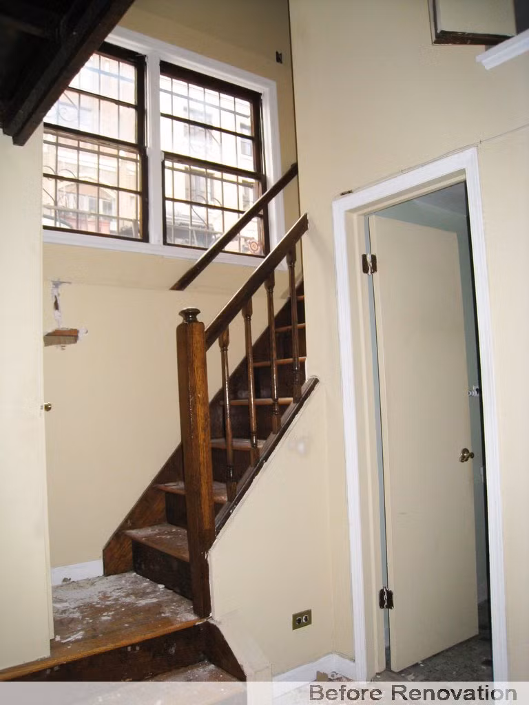 Căn hộ đã xuống cấp và chỉ rộng 40m2, bao gồm diện tích gác xép.
