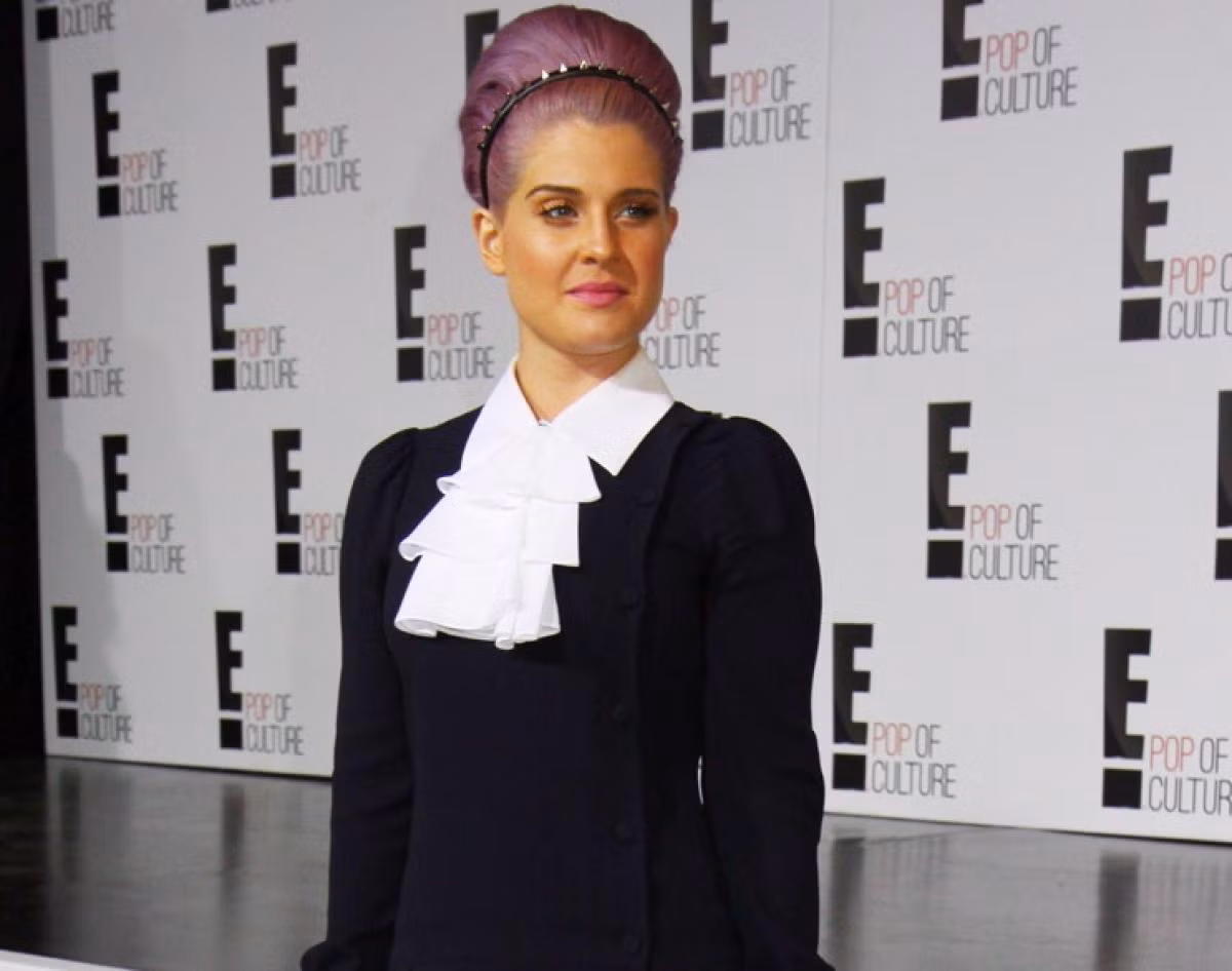 Kelly Osbourne đã sử dụng quá nhiều phấn vàng, khiến cô trông như người mới ốm dậy. Kelly Osbourne đã sử dụng quá nhiều phấn vàng, khiến cô trông như người mới ốm dậy.
