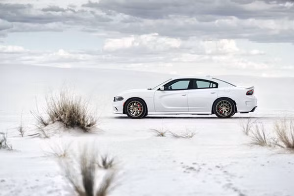 Dodge Charger SRT Hellcat – 707 mã lực: Nhờ động cơ 6,2 lít, mẫu xe này được xếp vị trí thứ 6 trên Lamborghini Aventador trong danh sách những siêu xe có công suất lớn nhất thế giới.