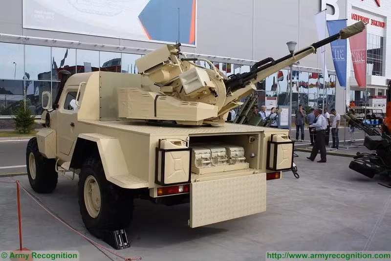 Chiều dài của xe là 5 m, chiều rộng và chiều cao cùng là 2,75 m. Trọng lượng của xe với đầy đủ đạn dược là 6,5 tấn. Tải trọng 1.500kg. Công suất động cơ 200 mã lực. Tốc độ tối đa lên tới 160 km/h. Dự trữ năng lượng cho tầm hoạt động