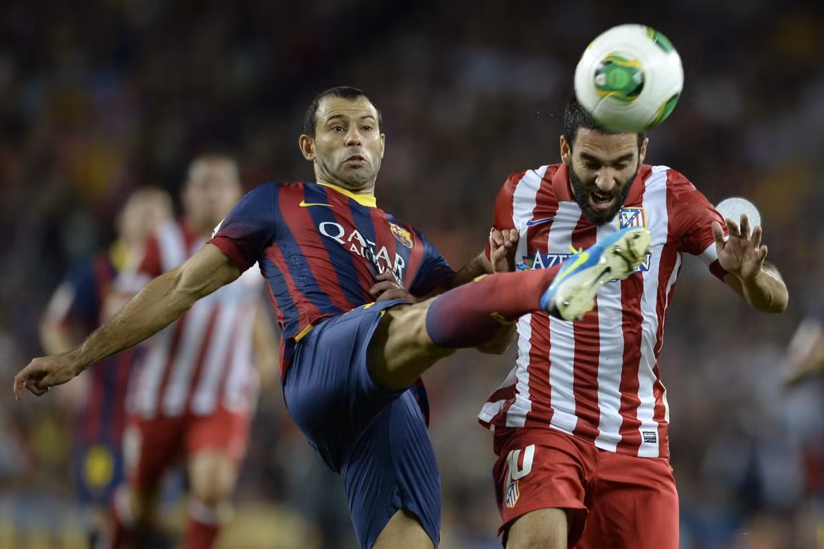 Javier Mascherano ở Barca thường xuyên bị xếp đá trung vệ là vị trí không phải sở trường của cầu thủ này nên anh không phát huy hết phẩm chất của mình. Khi trở về thi đấu cho màu áo ĐTQG Argentina, được trả về vị trí tiền vệ đánh chặn Mascherano chứng tỏ mình là một trong những "máy quét" đẳng cấp hàng đầu thế giới.