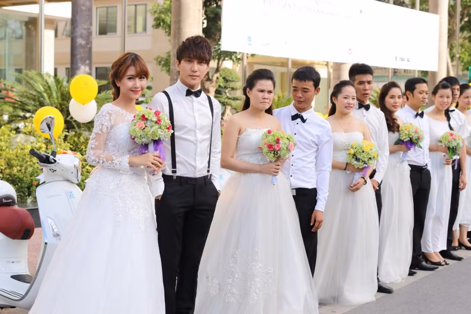Cặp hot teen xuất hiện cùng với nhiều cặp cô dâu, chú rể khác để tham gia sự kiện đám cưới tập thể.