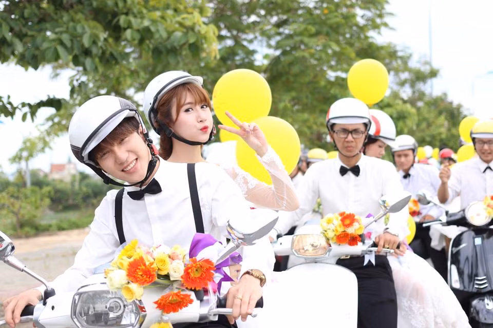 Hình ảnh đáng yêu của Quỳnh Anh Shyn và Bê Trần trong đám cưới giả. Ảnh: FBNV.