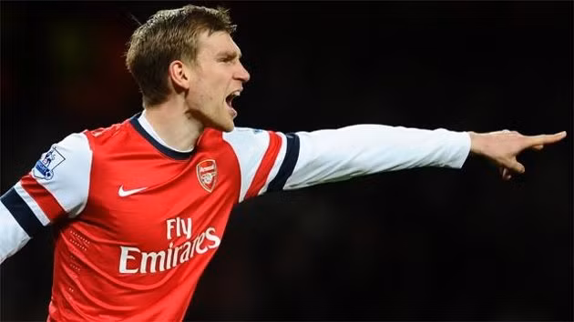 Per Mertesacker từ Werder Bremen tới Arsenal với giá 8 triệu bảng. Arsenal được biết đến là đội bóng chi tiêu chặt chẽ trên thị trường chuyển nhượng, luôn săn đón các cầu thủ rẻ mà chất lượng. Với tốc độ và kinh nghiệm cùng khả năng phán đoán chính xác thì cái giá 8 triệu bảng thực chất không đánh giá đúng phẩm chất của trung vệ này.