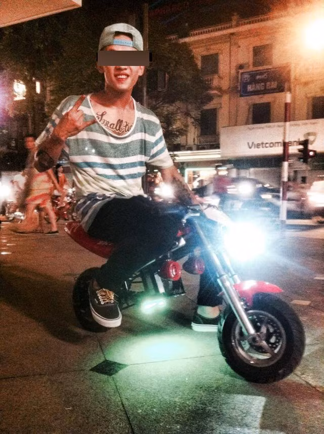 Mới đây, một chàng b-boy nổi tiếng của đất Hà thành tên H.K.A bị bạn gái cũ lên mạng tố ăn quỵt gần 19 triệu đồng. Cô nàng có tên M.C lên mạng kể lại rất nhiều chuyện cũ của mình và H.K.A, cô cho biết chàng hot boy thường xuyên van xin tiền của bạn gái để "đi lăng nhăng".