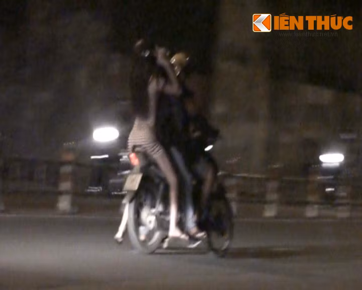 Trong lúc chúng tôi đang "cò kè" thì có hai thanh niên khác chạy xe đến “tìm hàng” nên hai cô gái vội quay sang mời chào người mới. Chỉ ít phút sau khi “ngã giá”, cả hai cô gái leo lên xe của khách rồi cùng đi vào nhà nghỉ có tên LC cách đó không xa.