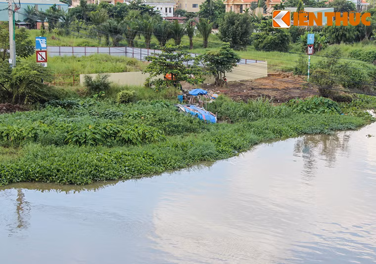 Gần 30 năm qua, khúc sông đoạn dưới chân cầu Rạch Chiếc (phường An Phú, quận 2, TP HCM) chính là nơi trú ngụ của vợ chồng ông Lê Du (SN 1962) và bà Lâm Thị Huệ (SN 1965).