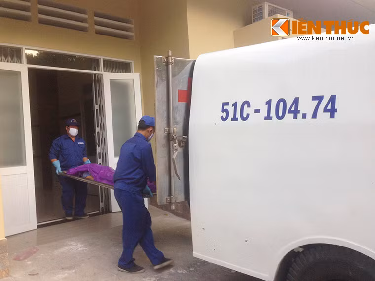 Cũng trong chiều nay, thi thể của chị Nguyễn Thị Cẩm Tú (SN 1995, quê Đồng Tháp) đã được đưa về nhà xác Bình Hưng Hòa.